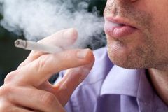 Zakažte schizofrenikům v léčebnách kouřit, navrhují experti. Pomáhá jim to, oponuje ministerstvo