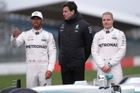 V týmu vedeném Toto Wolffem (v bundě) je předpokládanou jedničkou Lewis Hamilton (vlevo). Obhájce titulu Nica Rosberga, jenž náhle ukončil kariéru, zastoupí Valtteri Bottas z Williamsu.
