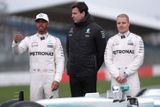 Lewis Hamilton (vlevo), Valtteri Bottas - nástupce obhájce titulu mistra světa Nica Rosberga - i týmový boss Toto Wolff jsou z nového monopostu nadšení.