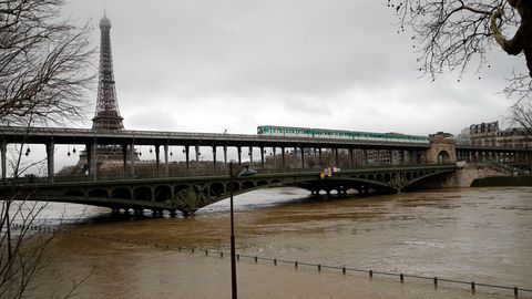 Francii trápí povodně. Na velkou vodu se chystá i Paříž