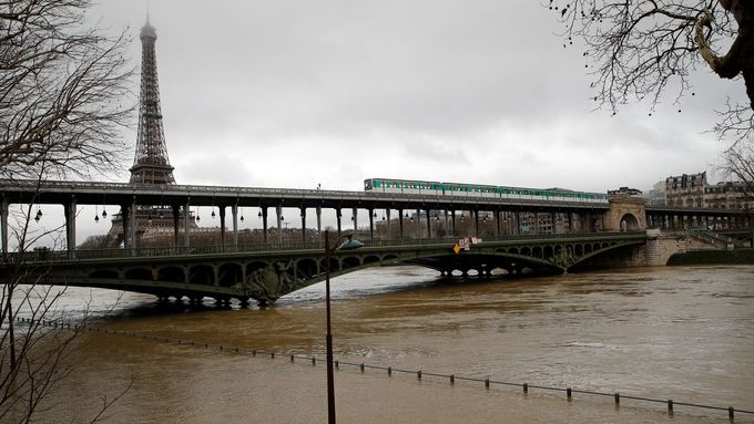 Hladina řeky Seiny kvůli dešti neustále stoupá. Muzea Louvre a Orsay přistoupily ke krizovým opatřením