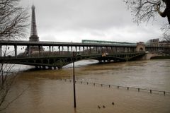 Hladina řeky Seiny v Paříži dál nebezpečně stoupá. Louvre se bojí o své sbírky