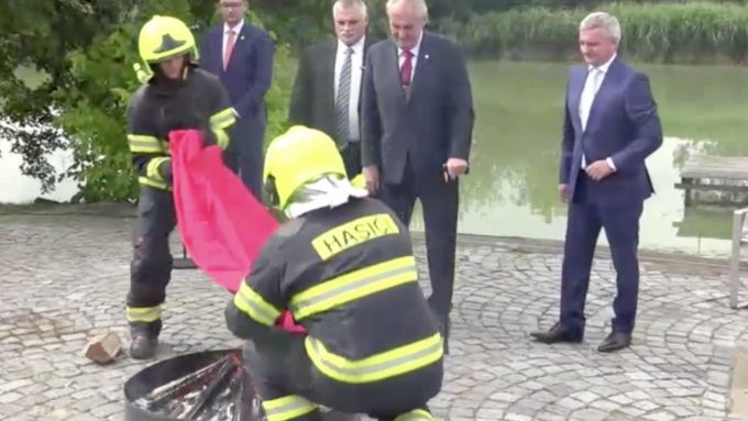 Prezident Miloš Zeman nechal hasiče spálit červené trenýrky.