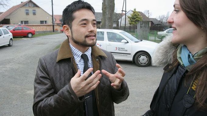 Japonské novináře zajímá, zda by lidé souhlasili s umístěním základny, kdyby dostali odškodné.