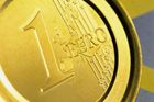 Euro spadlo pod svůj zaváděcí kurz. Poprvé za devět let
