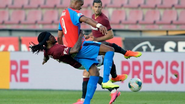 Costa Nhaimonesu ze Sparty a Jean-David Beauguel z Plzně v utkání 25. kola první ligy Sparta Praha - Viktoria Plzeň