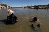 Osvěžení v kalných vodách mexické Rio Bravo.
