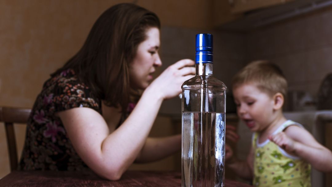 Americká studie dospěla k závěru, že matky předškolních dětí pily během pandemie až třikrát častěji než dříve.