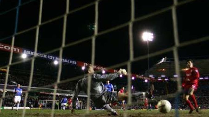 Fernando Morientes skóruje podél Maika Taylora během čtvrtfinále FA Cupu
