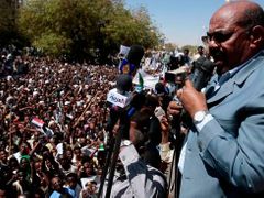 Súdánský prezident Umar al-Bašír označil vydání zatykače na svou osobu za komplot západních mocností