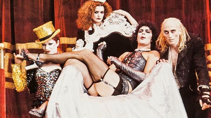 Nell Campbellová, Patricia Quinnová, Tim Curry a Richard O'Brien ve filmovém muzikálu Rocky Horror Picture Show.
