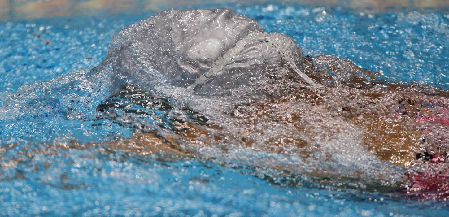 Česká plavkyně Petra Chocová plave v závodě na 100 metrů na OH 2012 v Londýně.