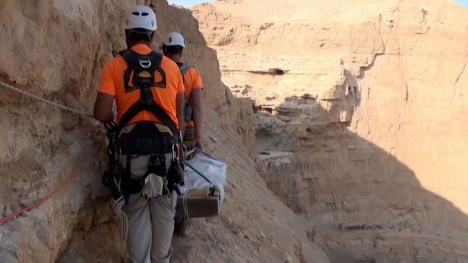 Izraelští archeologové našli nové fragmenty svitků od Mrtvého moře.