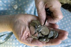 Jen každý desátý důchodce v Česku dosáhl na penzi přes 14 995 korun