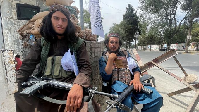 Bojovníci Tálibánu na kontrolním stanovišti v Kábulu.