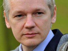 Pan WikiLeaks má strarosti. Čelí obvinění ze znásilnění, Američané ho chtějí dostat před soud kvůli vyzrazení tajemství. 