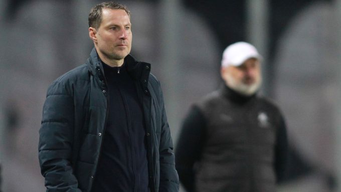 Příští ročník ligy opět nabídne trenérský souboj sparťana Briana Priskeho (vlevo) a Jindřicha Trpišovského ze Slavie