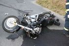 Motorkář na Plzeňsku narazil v protisměru do auta. S těžkými zraněními skončil v nemocnici
