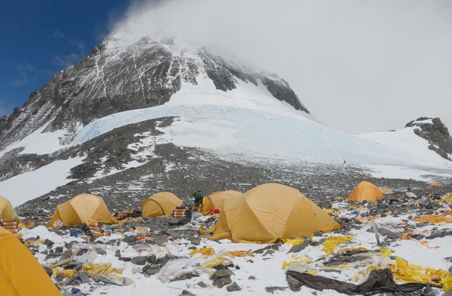 Mount Everest výstup šerpa odpadky horolezec