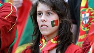 Také portugalské fanynky se chvíli obávaly o výsledek národního týmu. Stav utkání 1:1.