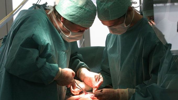 Lékaři při operaci