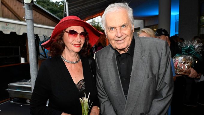 Režisér Petr Obdržálek s manželkou Saskií Burešovou v září roku 2023.