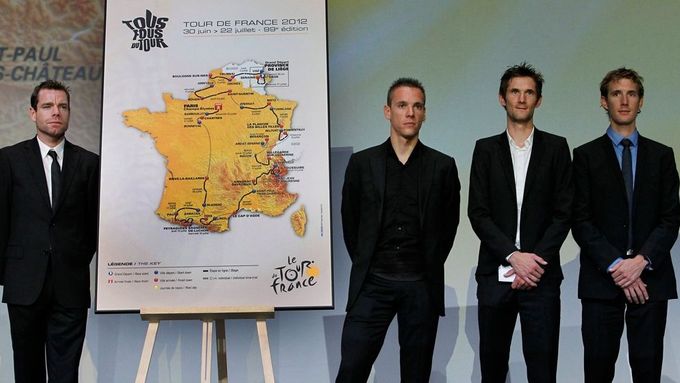Zleva: Evans (obhájce titulu), Gilbert (3. nejlepší spurtér), Andy Schleck (2. celkově), Fränk Schleck (3.) při představení Tour de France 2012