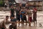 Filipíny zasáhla tropická bouře. Zemřelo nejméně 200 lidí, desítky dalších se pohřešují