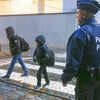 Brusel: Školáci se vrací do školy za dohledu ozbrojených policistů.