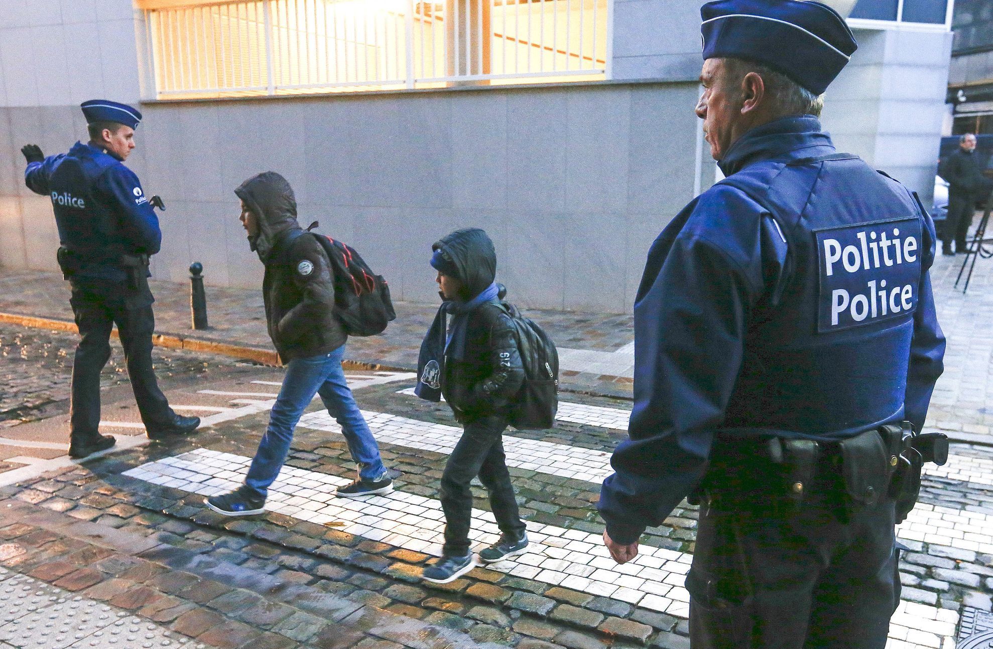 Brusel: Školáci se vrací do školy za dohledu ozbrojených policistů.