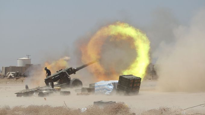 Fotografie z ofenzivy na jinou baštu Islámského státu - iráckou Fallúdžu.