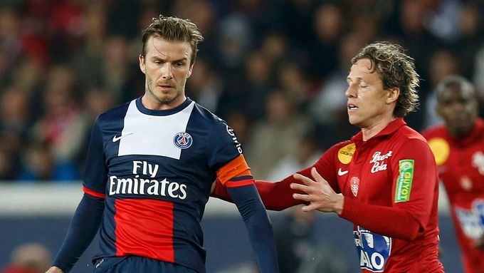 Mario Lička (vpravo) ještě v dresu Stade Brest ve francouzské lize proti Paris Saint-Germain a slavnému Davidu Beckhamovi.