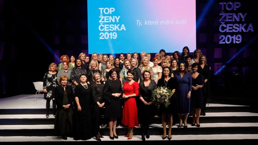 Skupinové foto ze slavnostního vyhlášení výsledků ankety TOP ženy Česka 2019.