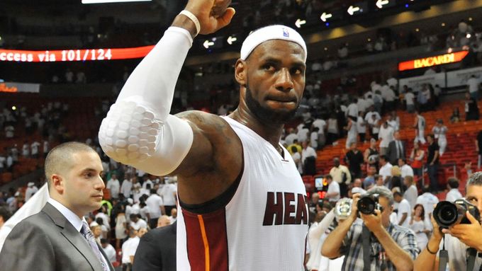 LeBron James nasázel 29 bodů a Miami Heat jsou v semifinále.