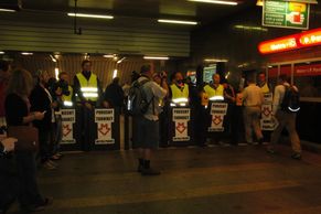 Piráti protestovali proti závádění turniketů do metra