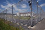 Věznice Oráčov. Patnáct kilometrů západně od Rakovníka. Typem se řadí mezi věznice s ostrahou.  V přísnějším režimu fungují už jen věznice se zvýšenou ostrahou.