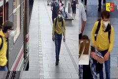 Video: Neznámý útočník se v metru pokusil o znásilnění. Ženu zachránila cestující