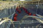 Obama propustil největší skupinu vězňů z Guantánama. Zbývá jich tam už jen 61, zavření se přiblížilo
