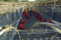 Guantánamo opustilo pět vězňů, přijali je v Ománu a Estonsku
