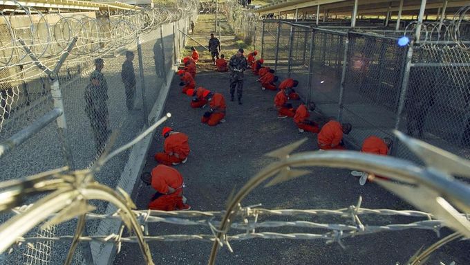 Ve věznici na americké vojenské základně Guantanámo je momentálně zadržováno 107 mužů podozřelých z terorismu.
