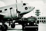 První letoun, který přistál na letišti Ruzyně. Stroj Douglas DC-2 na lince Československé letecké společnosti z Piešťan přes Zlín a Brno přišly 5. dubna 1937 přivítat davy lidí.