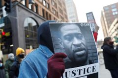 V kauze Afroameričana Floyda uznala porota policistu Chauvina vinným ve všech bodech