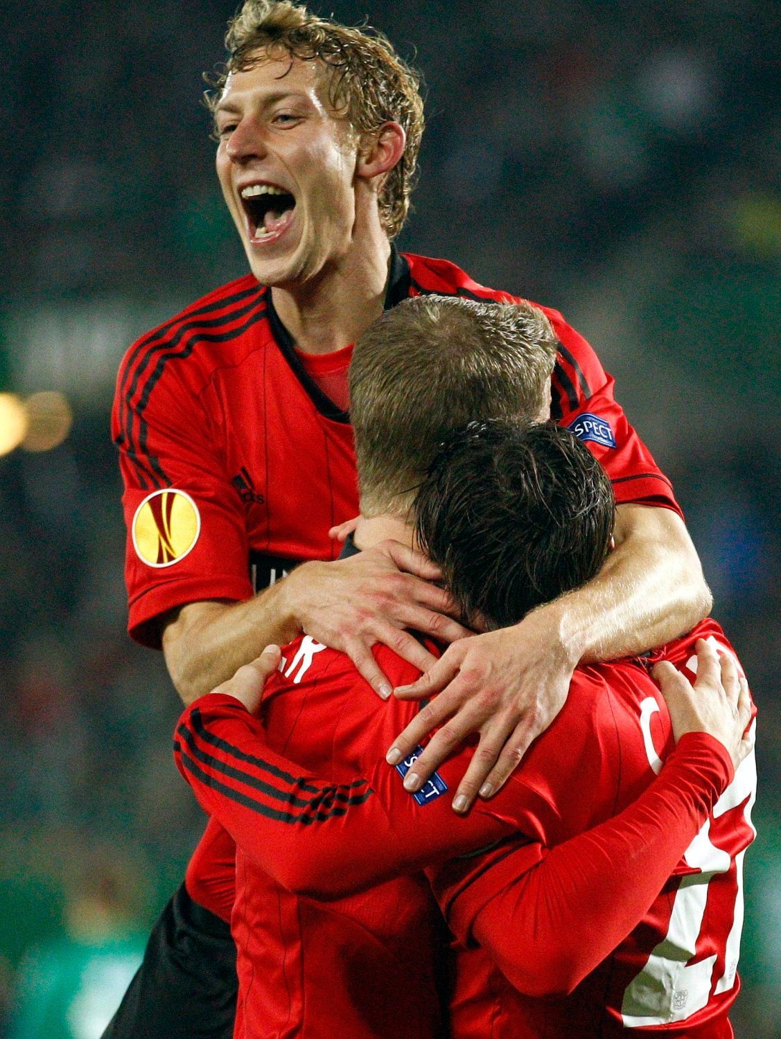 Fotbalisté Bayeru Leverkusen Stefan Kiessling (uprostřed) a Gonzalo Castro slaví gól proti Rapidu Vídeň v utkání Evropské ligy 2012/13.