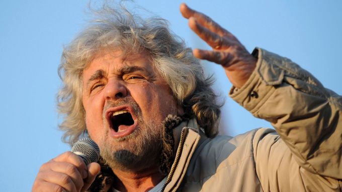 Beppe Grillo na předvolebním mítinku v Turíně.