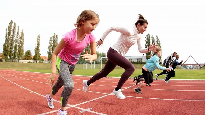 Bývalá atletka Denisa Helceletová při běhu s dětmi, ilustrační foto.