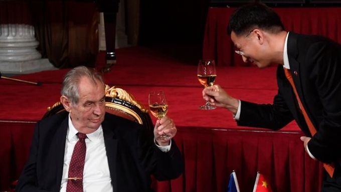 Tak na projekty! (Prezident Zeman a velvyslanec Čang Ťien-min si připíjejí na recepci uspořádané čínskou ambasádou k 70. výročí navázání diplomatických vztahů.)