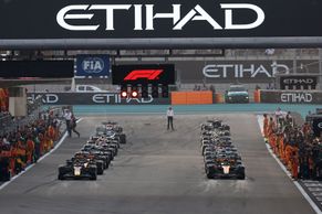 Verstappen si po startu klíčové Grand Prix F1 udržel vedení, Piastri předjel Norrise