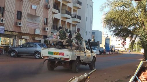 Malijské bezpečnostní složky míří k hotelu Radisson Blu v Bamaku, který obsadili ozbrojenci.