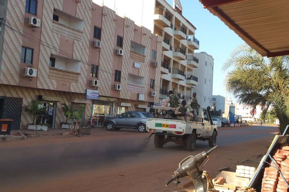 Malijské bezpečnostní složky míří k hotelu Radisson Blu v Bamaku, který obsadili ozbrojenci.