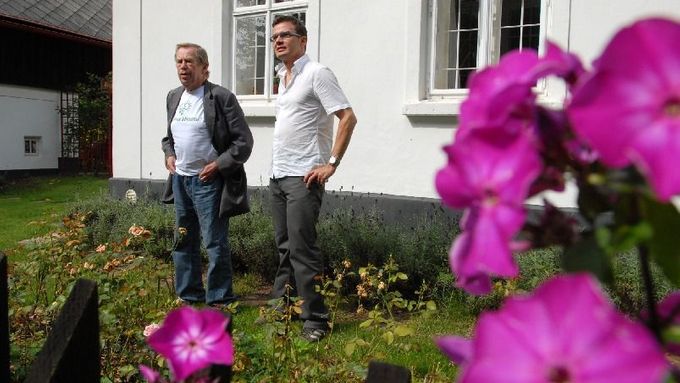 Václav Havel and Ondřej Liška chatting in Hrádeček cottage